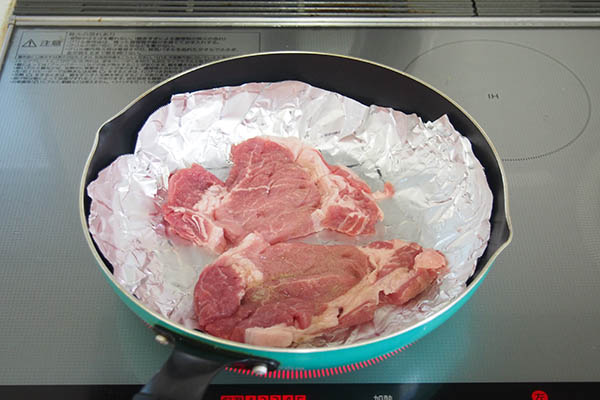 豚ロース肉はソテーしてスティック状に切ります。