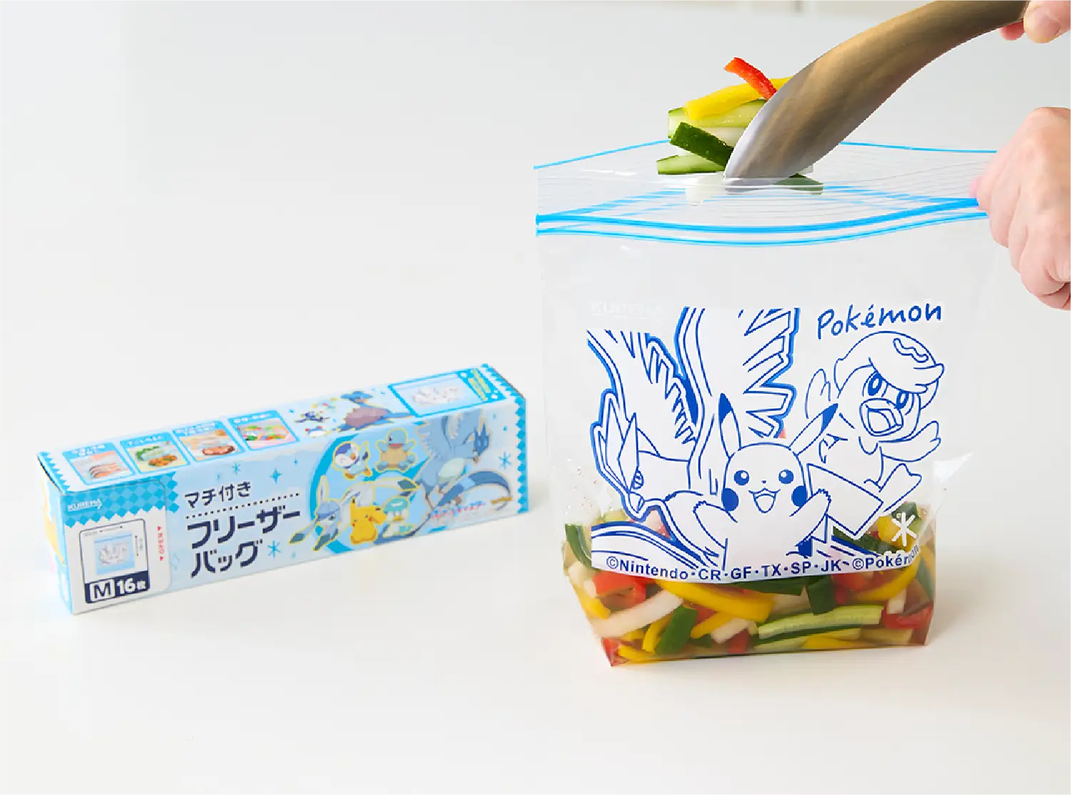 スティック野菜をフリーザーバッグに入れる 写真