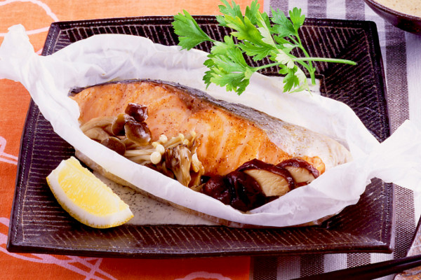 醤油バター＋キノコで秋の味覚を先取り！「鮭とキノコの包み蒸し」