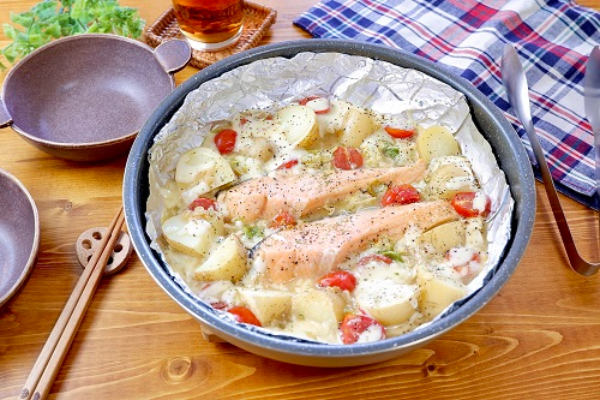 お魚の簡単おもてなし料理！フライパン一つでボリュームたっぷり♡『鮭と野菜のみそチーズ焼き』