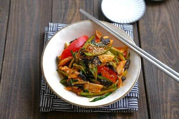 やみつきの辛さ！鶏ささみと夏野菜の韓国風サラダ