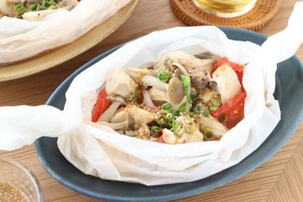 カロリーオフでも大満足！鶏ささみとトマトの包み蒸し