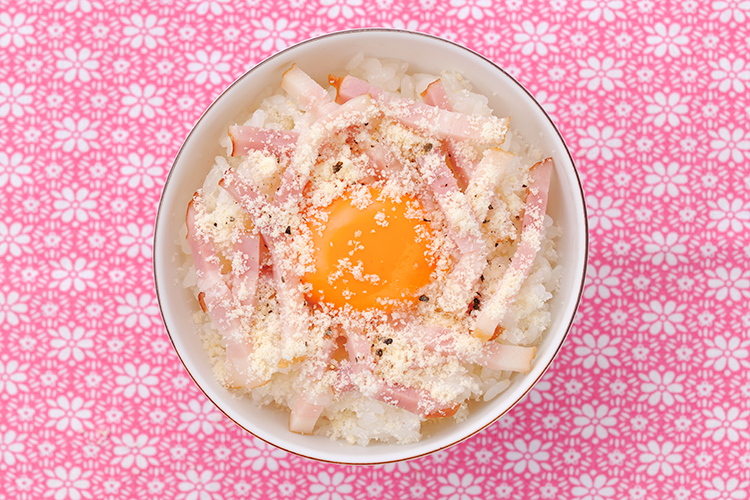 ベーコン+チーズの卵かけごはん