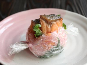 照り焼きサーモンのっけおにぎり 桜餅風