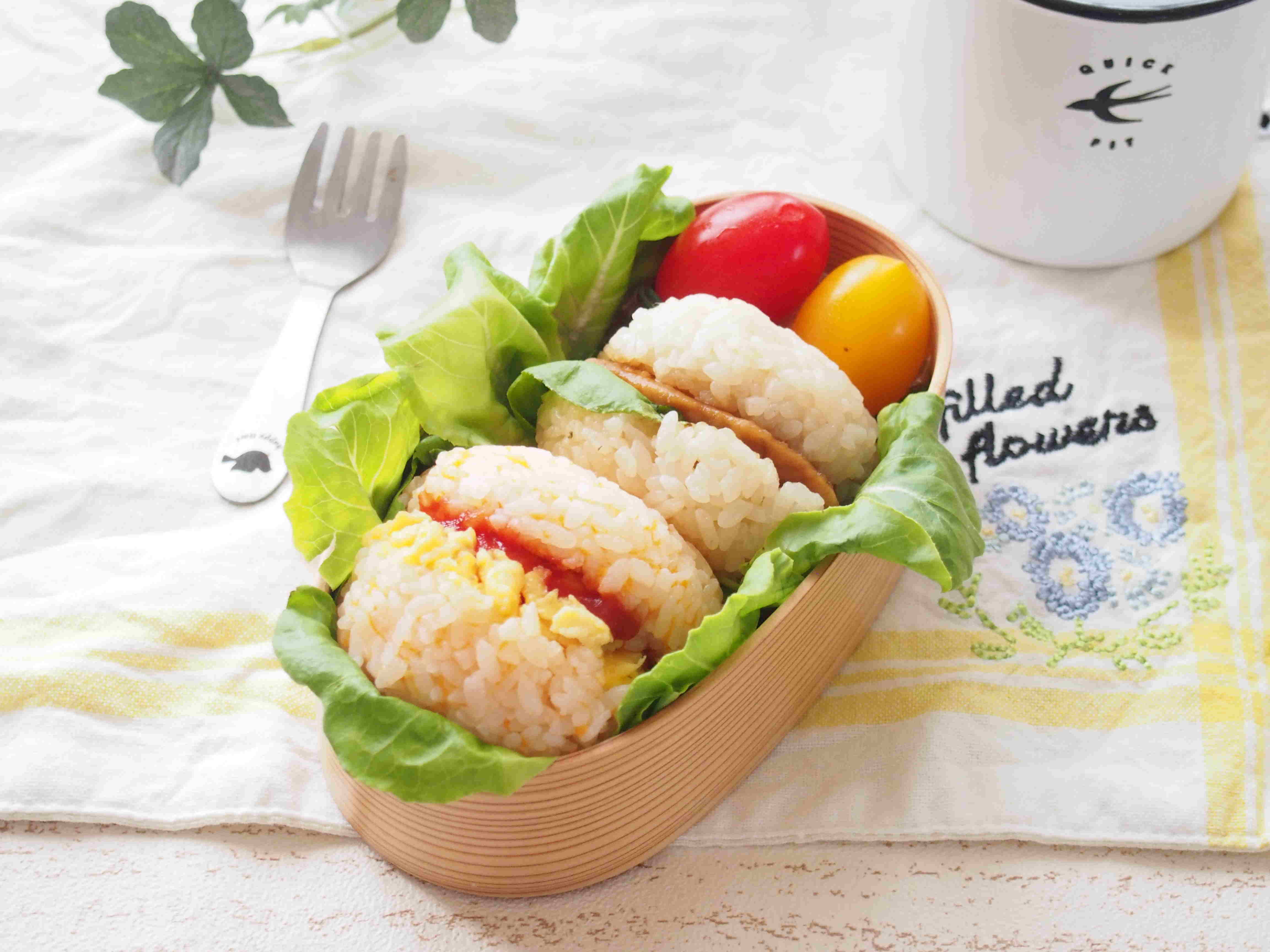 エビチリ風マカロンおにぎり＆戻りかつおのマカロンおにぎり