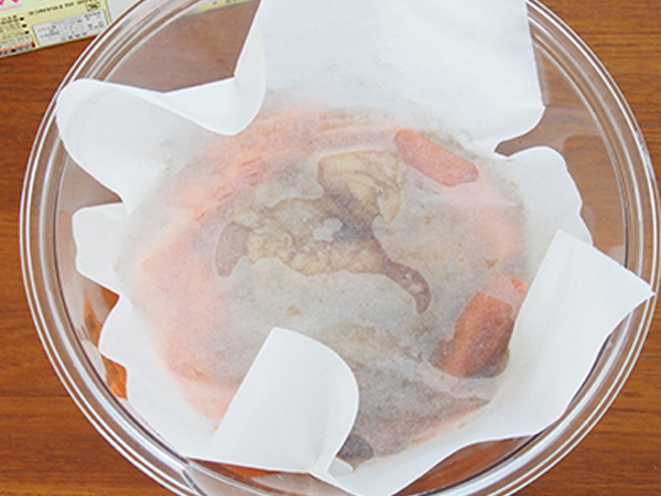 電子レンジで加熱するときは、クッキングシートを落とし蓋に