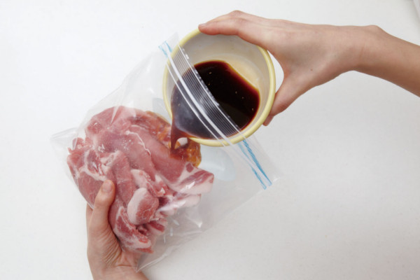 「触れずに調理」で下味付けや肉だね作り、ピクルスができる！
