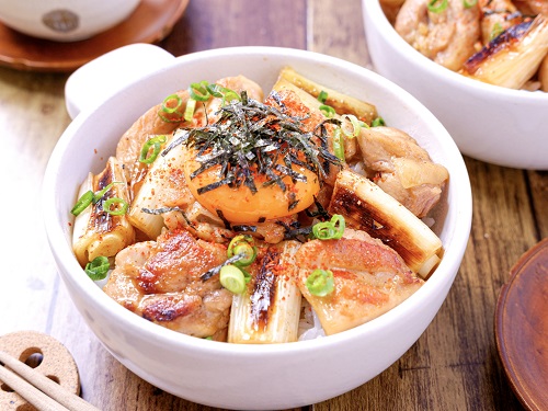 「ねぎま風焼き鳥丼」甘辛タレでごはんが<br>止まらない♪