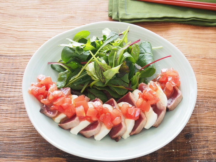 かつおとチーズのカルパッチョ風サラダ